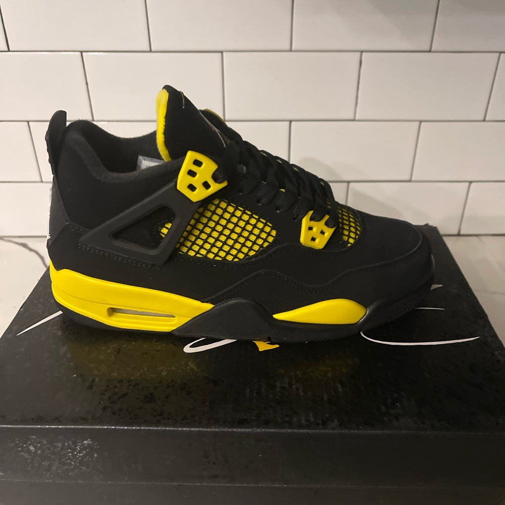 Men’s Jordan Retro 4 Yellow Thunder Size 6.
